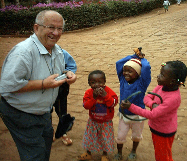 Don Ennio con i bambini nelle missioni della Tanzania