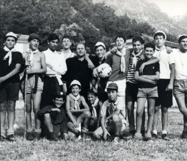 Don Ennio con il Gruppo Scuots di Porto Recanati durante il campo estivo di Ussita (1967)