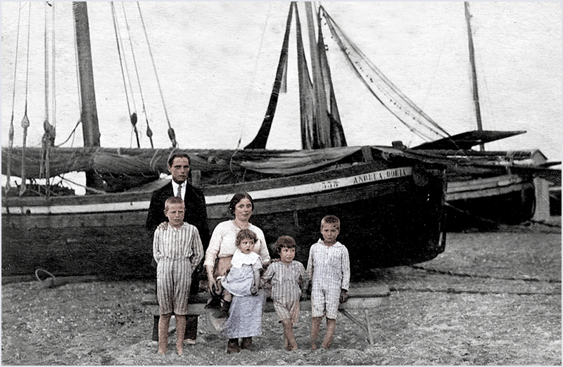 RITRATTO DI FAMIGLIA IN SPIAGGIA