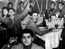 FOTO 323: UNA FESTA TRA AMICI