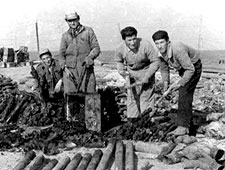 FOTO 374: AL LAVORO PRESSO IL DEPOSITO DELLE BOMBE