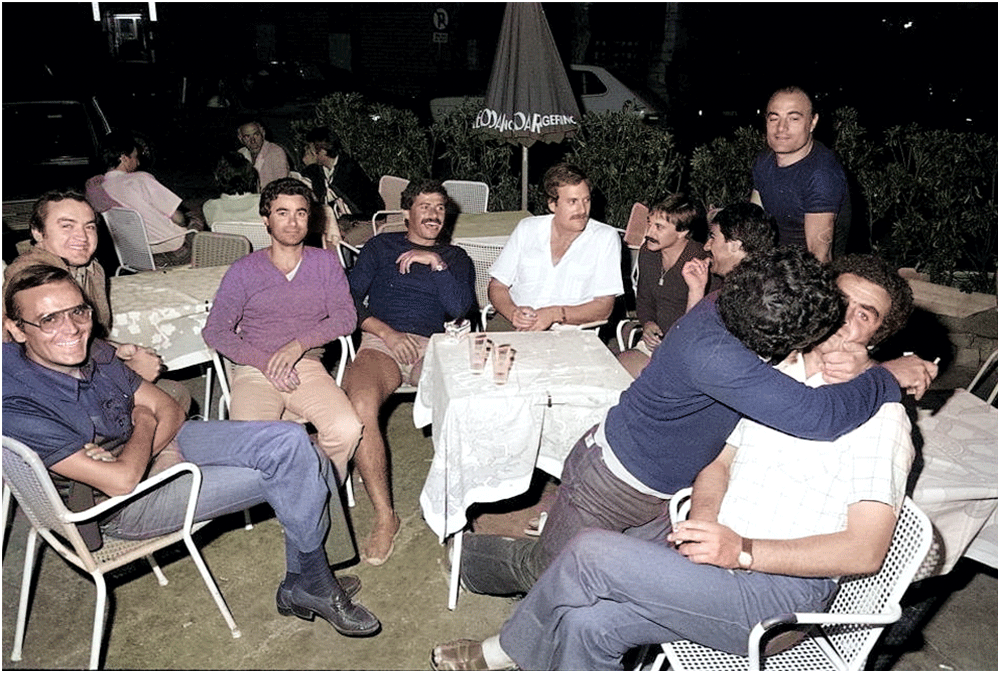 ERAVAMO TANTI AMICI AL BAR